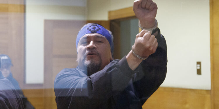 Llaitul depuso huelga de hambre tras recibir visita de senadora Campillai