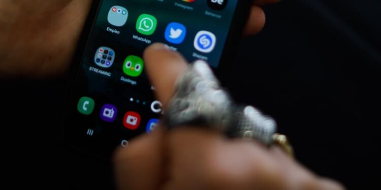 “No entregues ningún código”: Minsal alerta sobre nueva estafa telefónica para hackear WhatsApp 