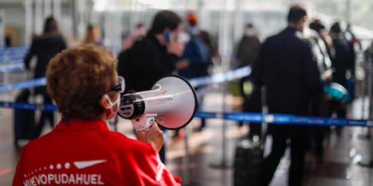 Trabajadores de Aeropuerto de Santiago confirman huelga desde este jueves