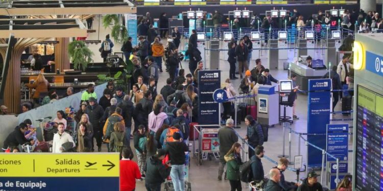 Comienza huelga en el aeropuerto: En riesgo 728 mil viajes por Fiestas Patrias
