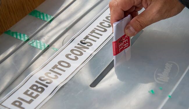 Cadem: más chilenos están en contra de una nueva Constitución que a favor