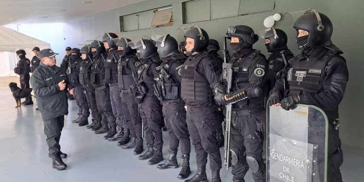 Gendarmería incauta 14 armas blancas y 6 teléfonos en cárcel de Osorno por Fiestas Patrias
