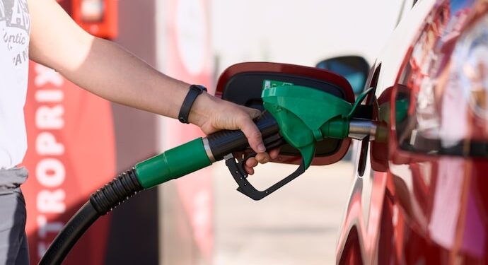 Precios de bencinas registrarán importante caída desde este jueves