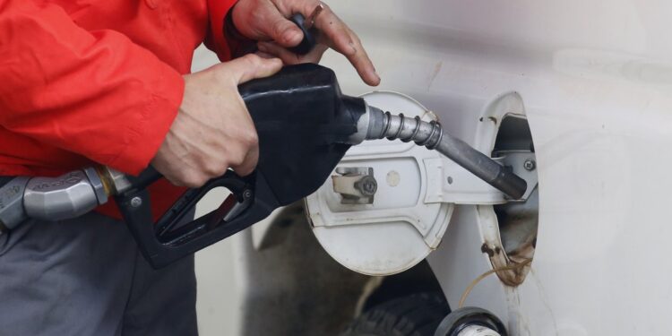 Ministro Marcel anuncia fuerte baja de precios de combustibles