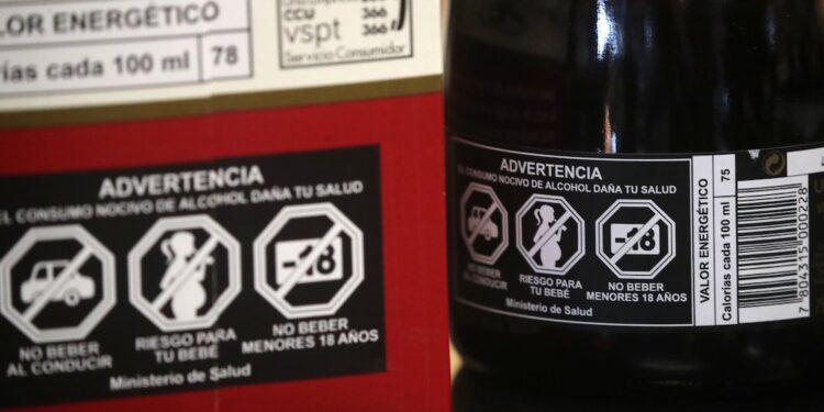 Nueva ley de etiquetado de alcoholes enfrenta primera gran prueba este «18»