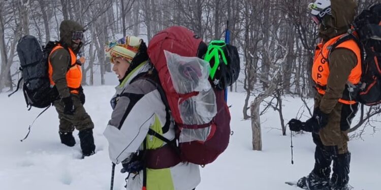 Pareja es rescatada desde cordón Caulle tras extraviarse este domingo