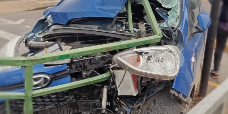 Vehículo impactó contra barrera de contención en sector oriente de Osorno