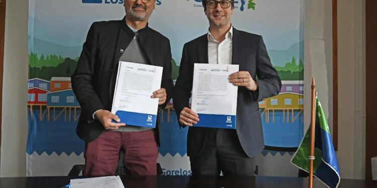 Firman convenio para agilizar proyectos de agua potable y alcantarillado en región de Los Lagos