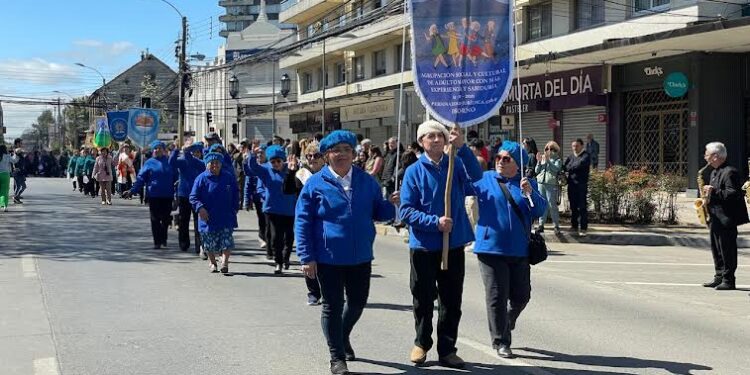 Osorno: Cerca de un millar de adultos mayores desfilaron como inicio a su mes de celebraciones