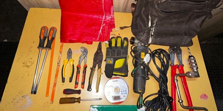 Descubren a hombre intentando robar en supermercado de calle Lynch en Osorno