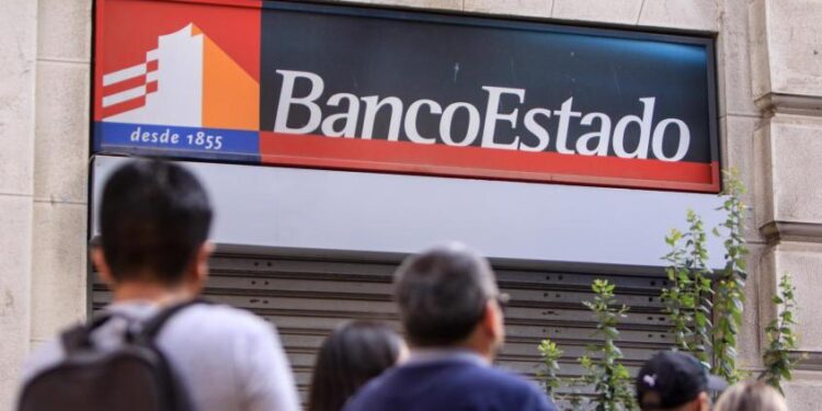 Detienen a ex funcionarios de BancoEstado por fraude informático de más de $6 mil millones