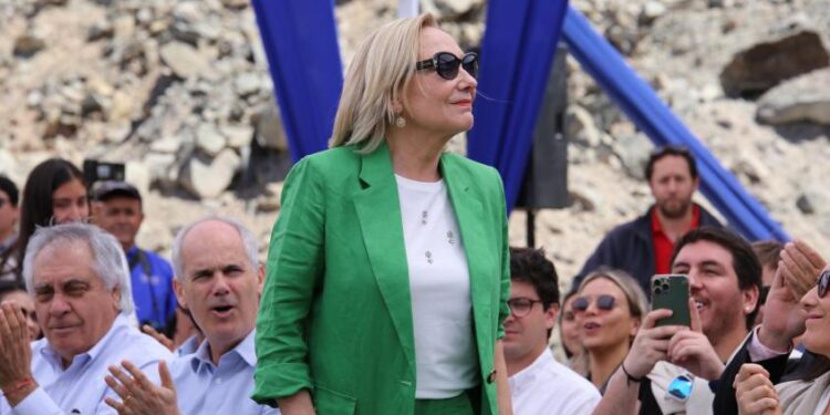 “Aquí está su huella viva”: El homenaje de los 33 mineros a Piñera a 14 años de su rescate