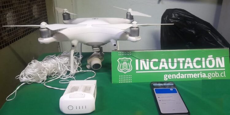 Gendarmes logran capturar un dron que iba a entregar celular en cárcel de Osorno