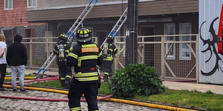 Incendio en Osorno dejó dos personas lesionadas: entre ellas un bombero
