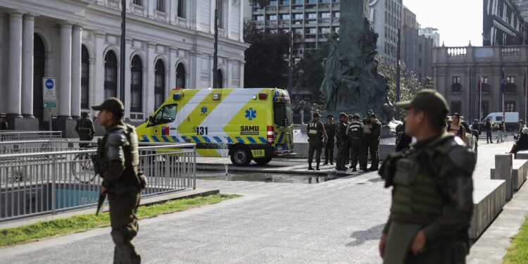 Carabineros salva a hombre que intentó quemarse a lo bonzo afuera del Palacio de Tribunales