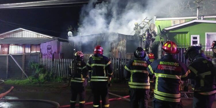 Dos damnificados deja incendio en sector Rahue Alto de Osorno
