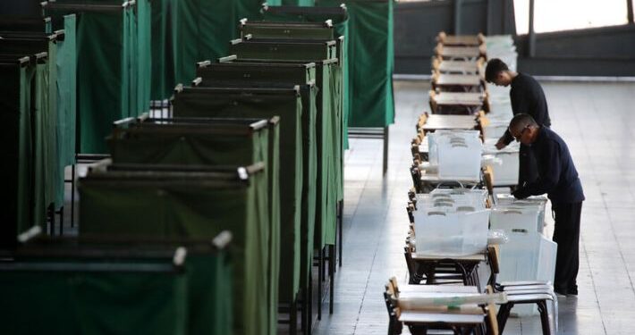 Elecciones: Comienza la apertura de mesas y ya hay filas en comisarías para excusarse