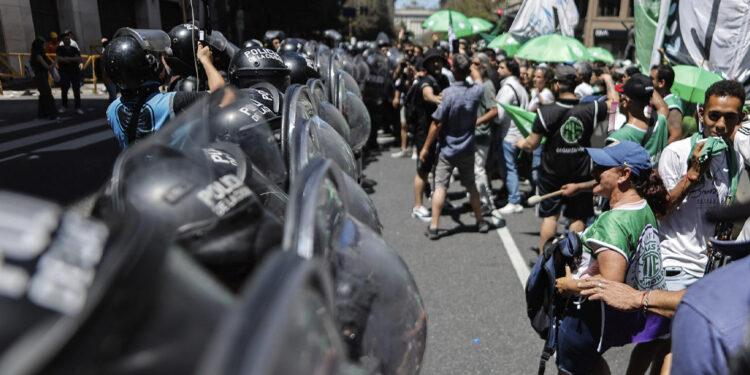 Empleados públicos de Argentina realizan huelga de 36 horas ante recortes y bajos salarios