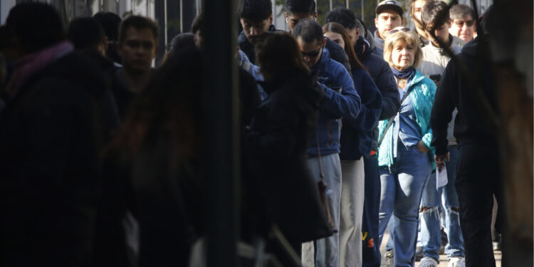 Elecciones: Servel sugiere ir a votar el sábado 26, «salvo que vean largas filas»