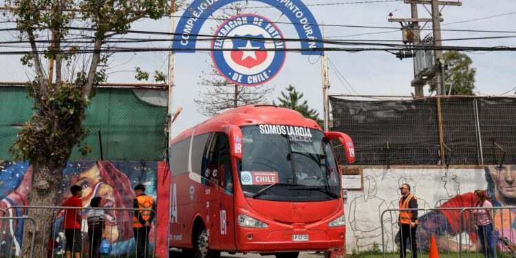 Cargada de ilusión: La Roja emprendió rumbo hacia Colombia