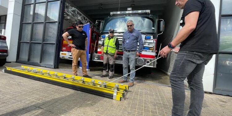 Saesa donó escalera telescópica a cuarta compañía de bomberos en Osorno