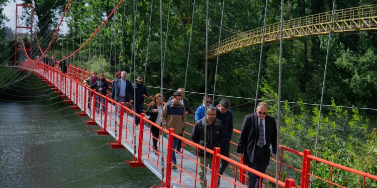 Entregan a uso la remozada pasarela peatonal colgante del parque Bellavista