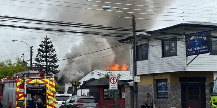 Incendio dejó una vivienda afectada y un bombero lesionado en Osorno