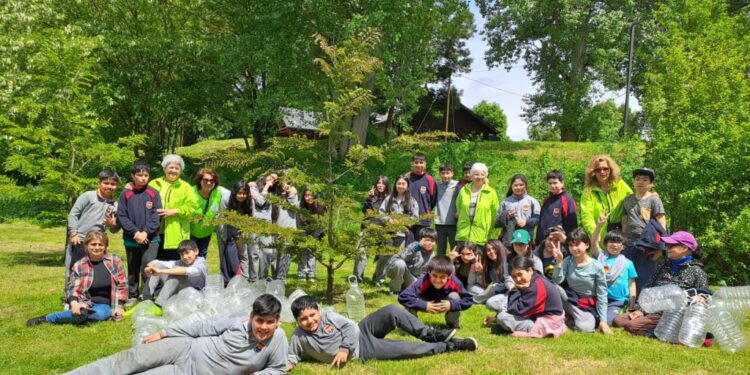 Jornada “Vamos limpiando y Regando” junto a estudiantes se realizó en Osorno