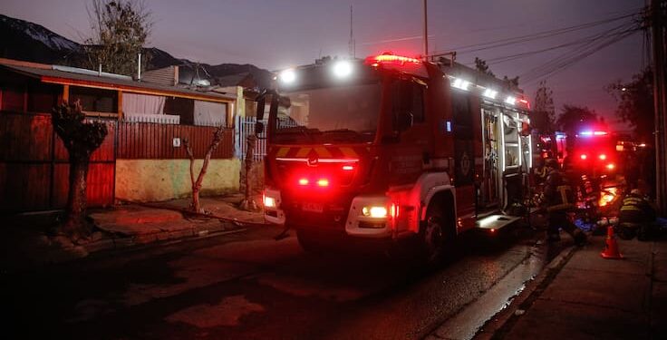 Causa serían fuegos artificiales: incendio en Puerto Montt deja un muerto y dos bomberos heridos