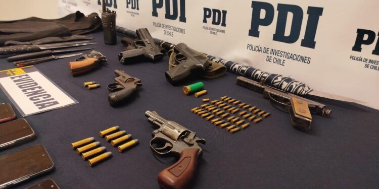 PDI descubre armas y drogas en dos inmuebles en Osorno: 7 personas fueron detenidas