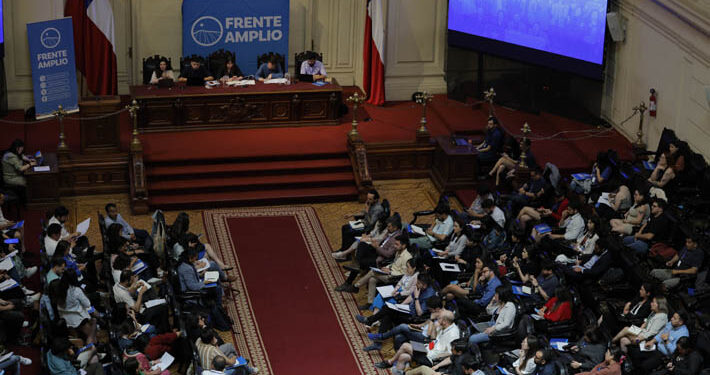 Con presencia de Boric, Frente Amplio celebra su primer comité central