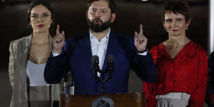 Oposición insiste en salida de Tohá mientras Ejecutivo alista cambio de gabinete