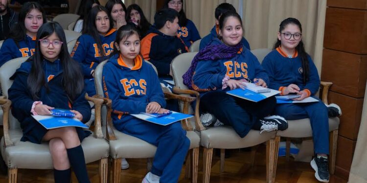 Estudiantes de educación básica de Osorno participaron en seminario de paleoarqueología