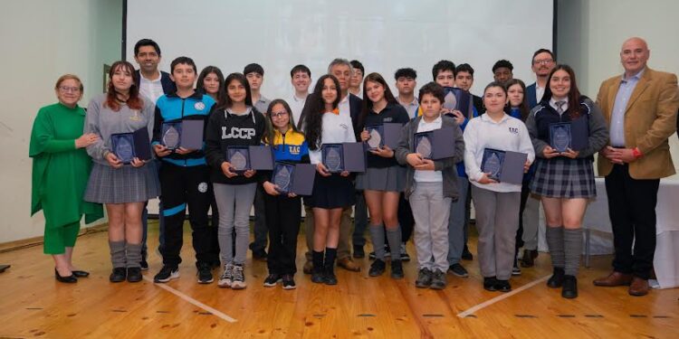 Alumnos de Osorno fueron reconocidos por destacado rendimiento extraescolar