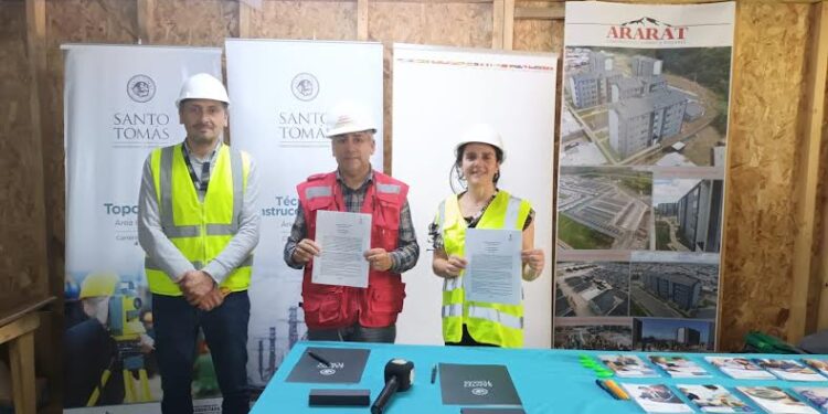Santo Tomás Osorno y Constructora Ararat firman convenio que potenciará rubro de la construcción