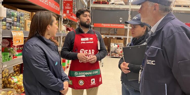SEC Los Lagos y Seremi de Energía fiscalizan productos navideños y llaman a comprar certificados