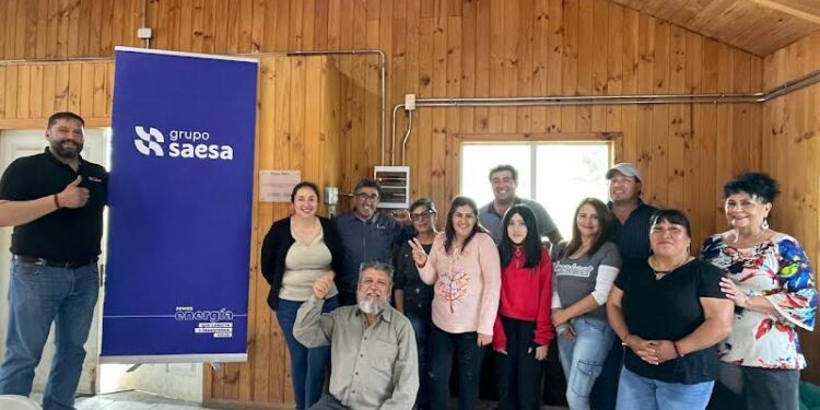 Puerto Octay: Saesa conecta sede social de Chacay a la electricidad