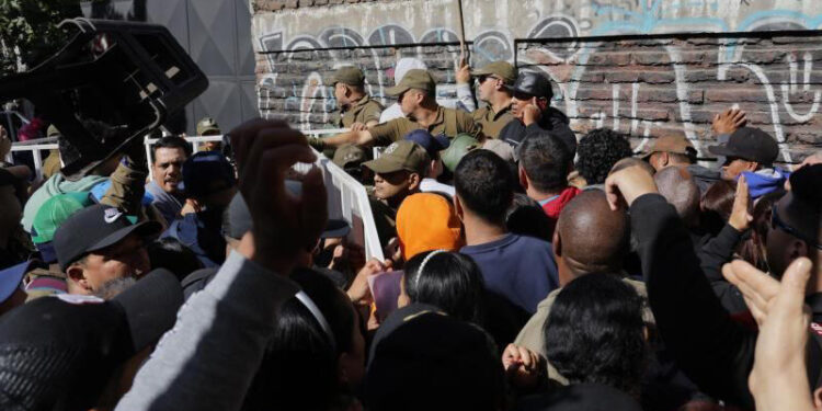 Caos migratorio: Cerca de 3 mil extranjeros llevan más de 24 horas en fila para enrolarse