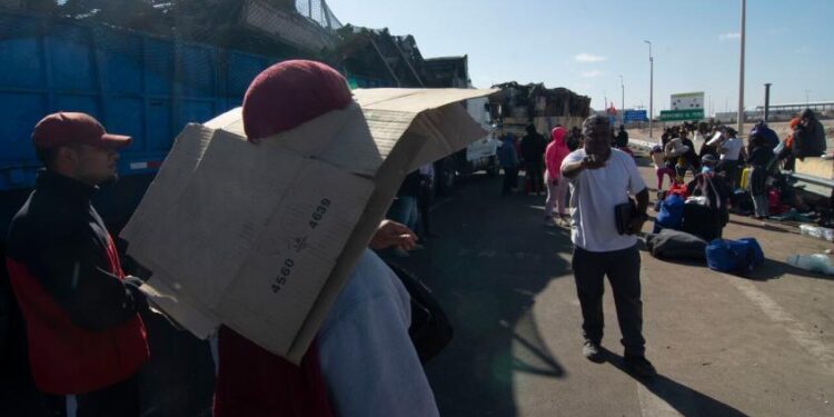 Encuesta Data Influye: 52% de los chilenos apoya la regularización de migrantes