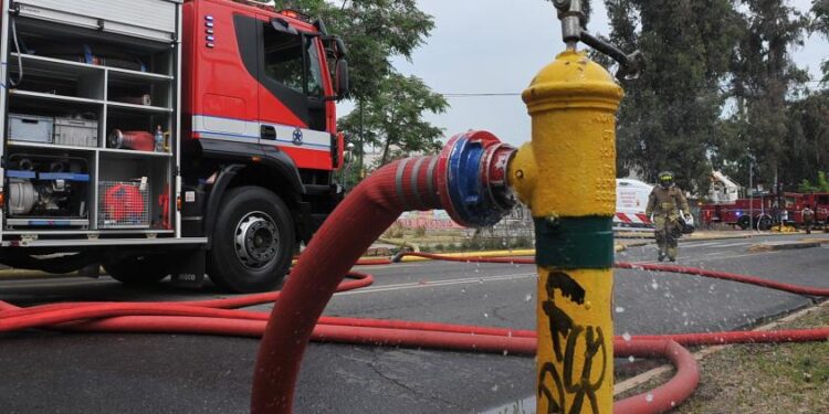 Los Ángeles: Detienen a dos bomberos que sacaban agua de grifo y la vendían para piscinas