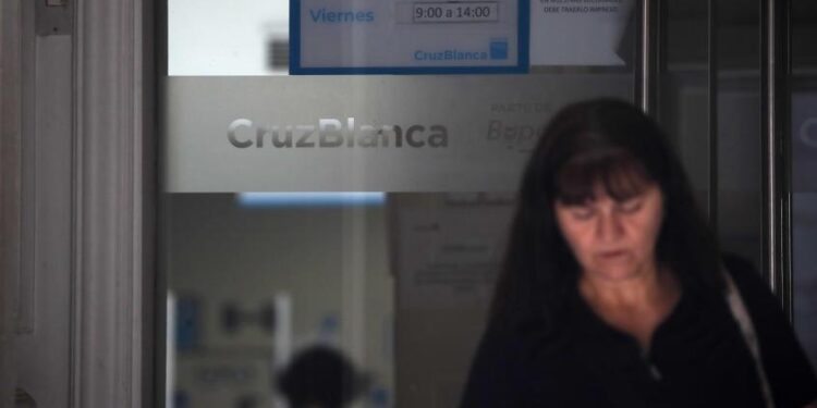 Cadem: 77% desaprueba plan de devolución de las isapres