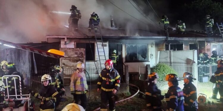 Incendio destruye dos viviendas y deja seis damnificados en Osorno