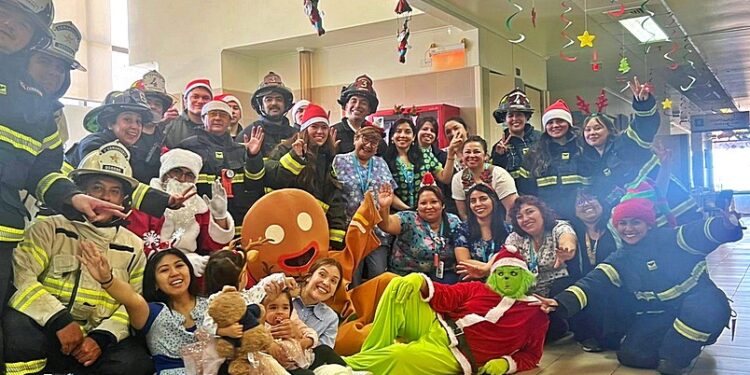Bomberos de Osorno llevaron la navidad a niños del Hospital Base San José