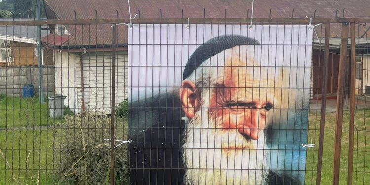 Vecinos de Osorno rinden homenaje a monseñor Valdés con nueva imagen en capilla Cristo Redentor