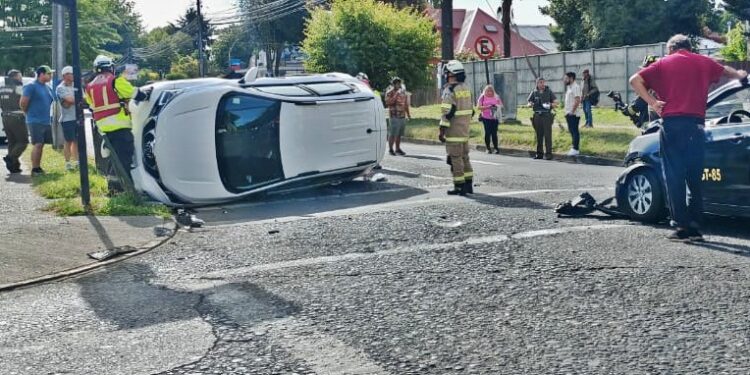 Colisión vehicular con posterior volcamiento dejó dos lesionados en sector centro de Osorno