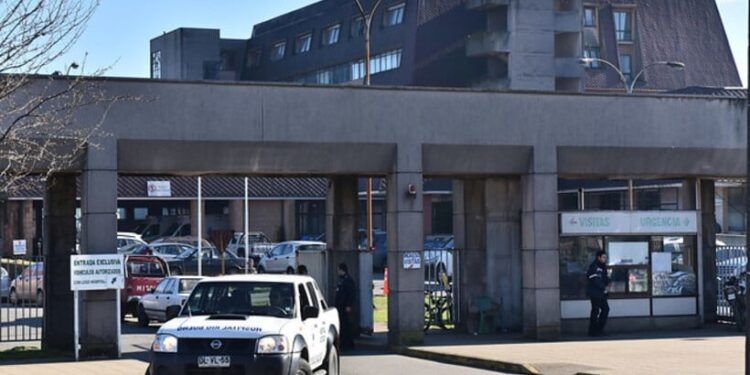 Trabajadora del hospital de Valdivia sigue en riesgo vital tras haber sido baleada en un microbús