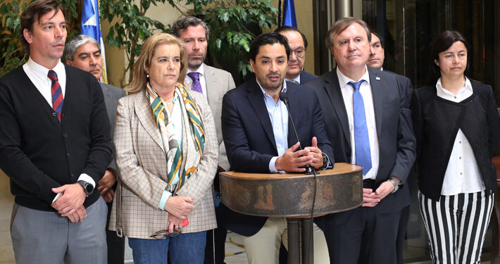 Comisión investigadora por caso Monsalve: Diputados UDI piden renuncia de asesores de Boric