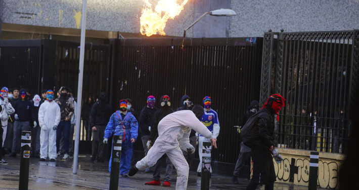 Encapuchados y overoles blancos lanzan molotov a carabineros en el Instituto Nacional