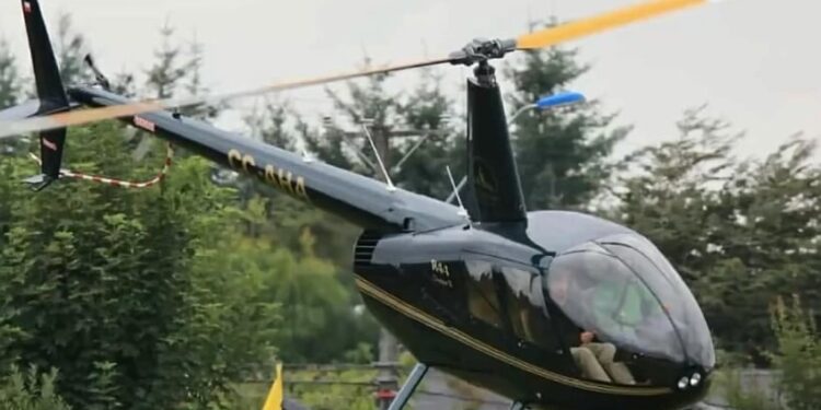 Helicóptero capotó en Cochamó: El piloto y los ocupantes de la aeronave resultan ilesos