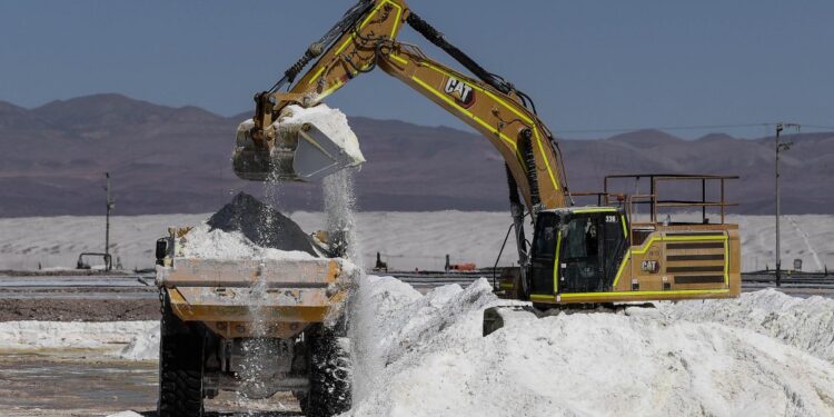Gobierno abre proceso para asignar nuevos contratos de explotación de litio